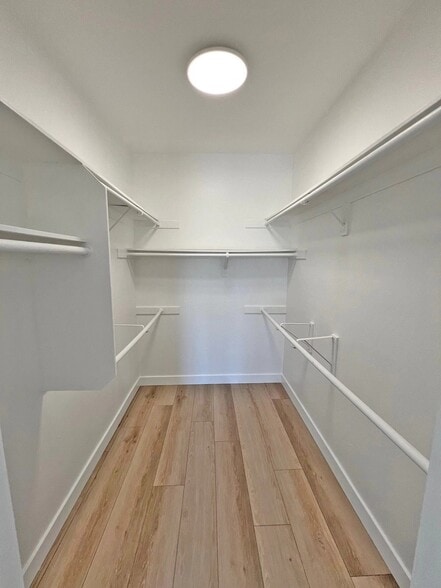 Building Photo - 15507 Moorpark St