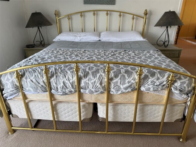 Building Photo - 412 S Cypress Rd