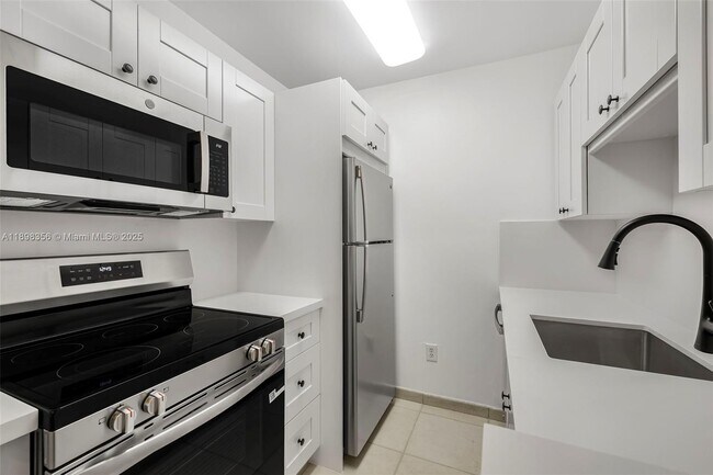 Building Photo - 10780 N Kendall Dr