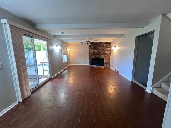 Building Photo - Two Bedroom Duplex in Kentwood!