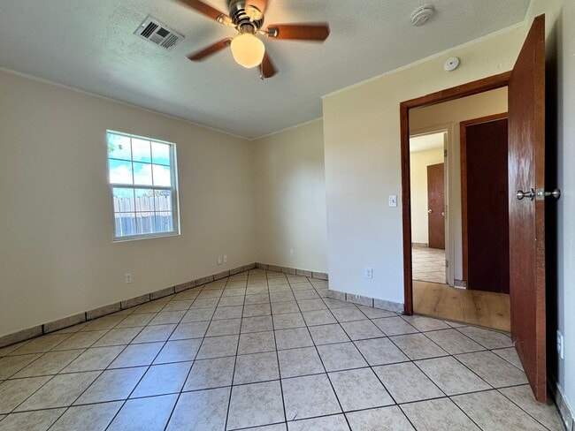 Building Photo - 3 Bedroom 2 Bathroom Home in SW Oklahoma C...