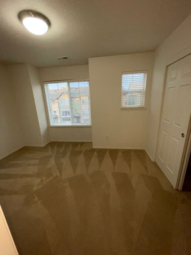 Building Photo - Holiday Move-in Special! 3br/3ba Townhouse near 170th ave MAX station