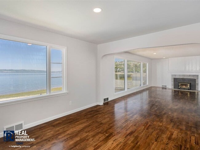 Building Photo - Rare Brown’s Point Beachfront Living – Stunning 3 Bed / 2 Bath Home!