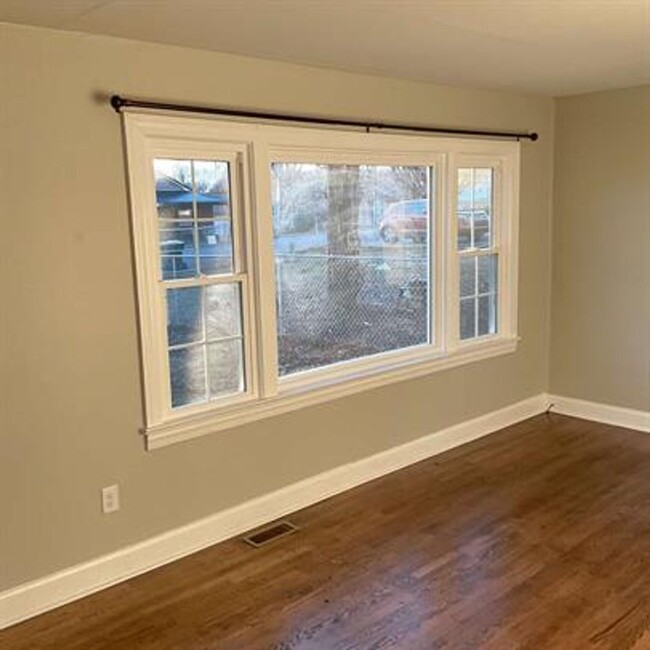 Building Photo - For Rent – 3 Bed, 1 Bath Home in Bristol, ...