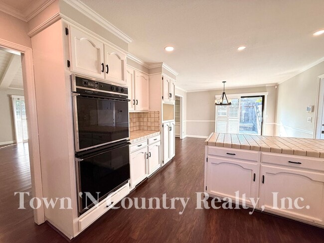 Building Photo - 1198 Loyola Dr