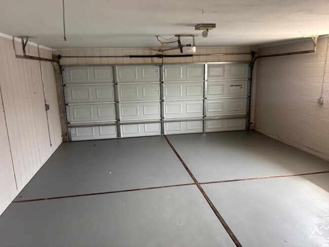 Building Photo - 4218 E Crescent Ave