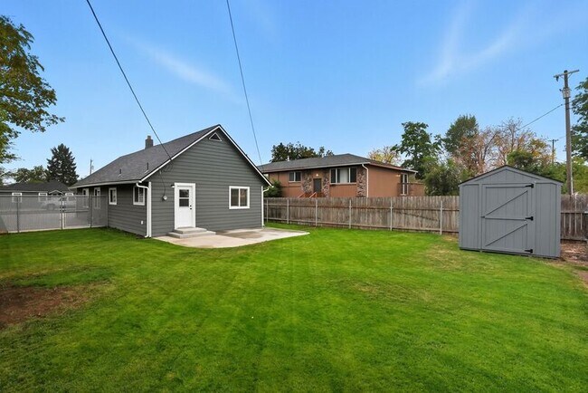 Building Photo - 1731 E Sanson Ave