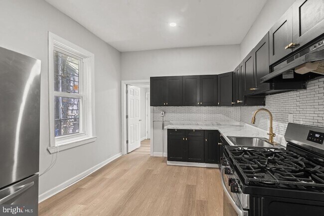 Building Photo - 2423 N Myrtlewood St