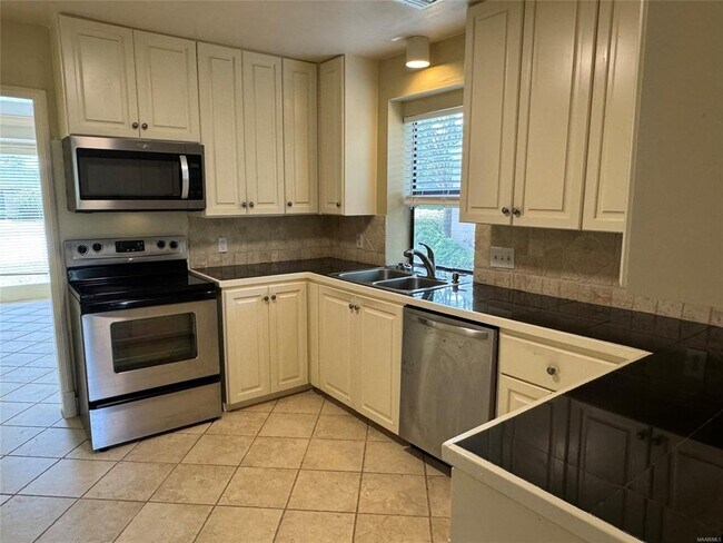 Building Photo - 2251 Country Club Dr