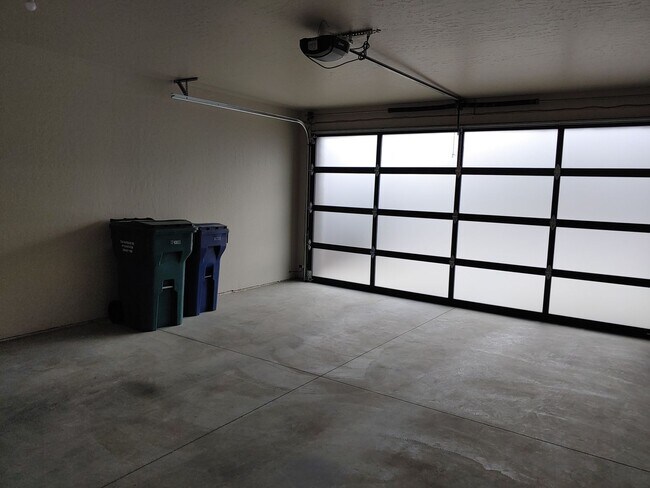 Building Photo - Beautiful Low Maintenance Home in Gated Co...