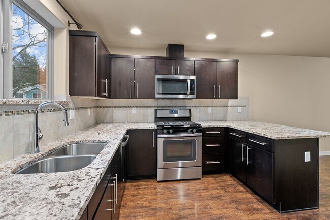 Building Photo - 2bd/2.5ba Seattle Townhome