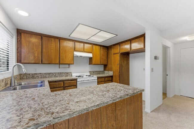 Building Photo - Spacious Westside Townhome Near Parks, Trails, and the Beach