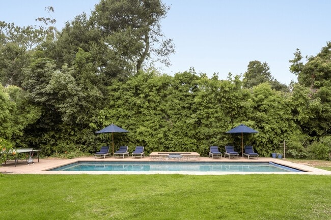 Building Photo - 1539 Miramar Ln