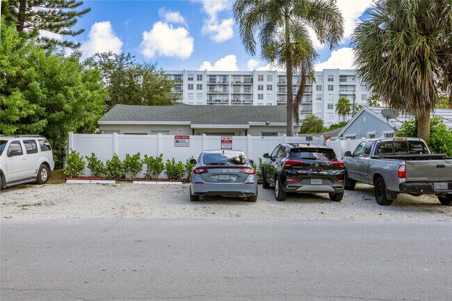 Building Photo - 412 SE 16th St