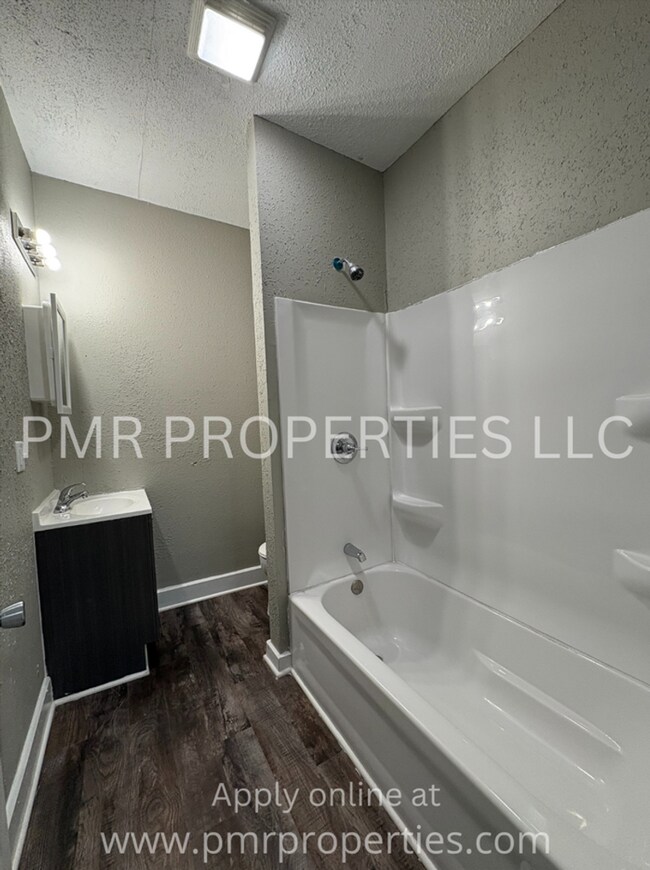 Building Photo - 3 Bedrooms / 1.5 Bathroom House