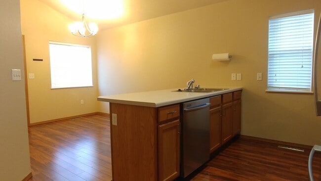 Building Photo - Beautiful Canyon Creek Home