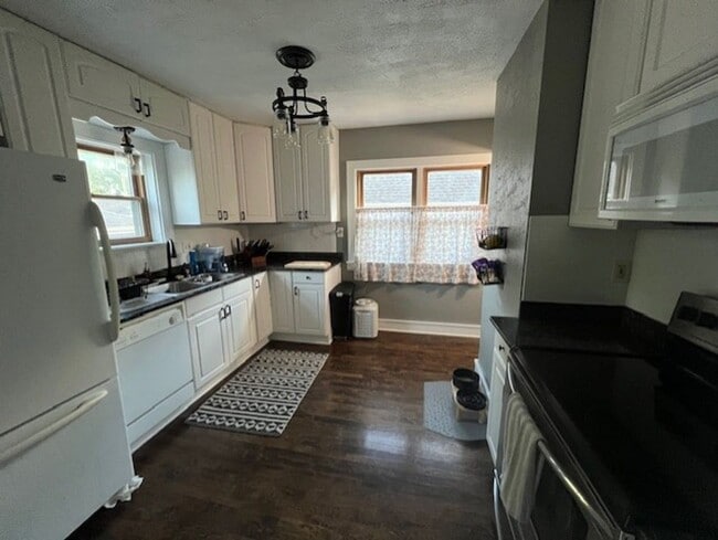 Building Photo - For Rent – Charming 2 Bed, 2 Bath Single-F...