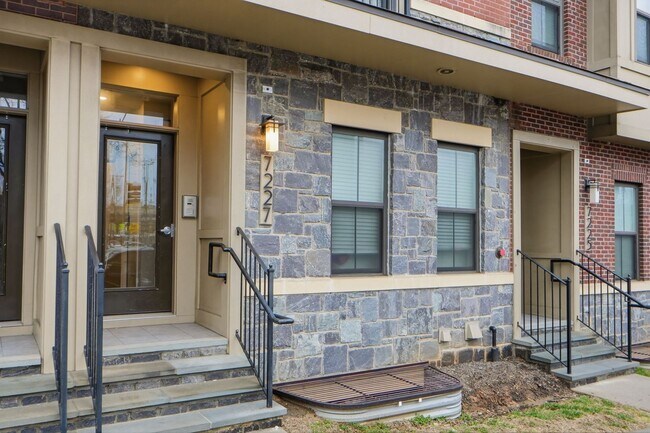 Building Photo - Georgia Row Townhome | 2 Bed | 2.5 Bath | 1,400 Sf | Juliet Balcony | 1 Assigned Parking Space