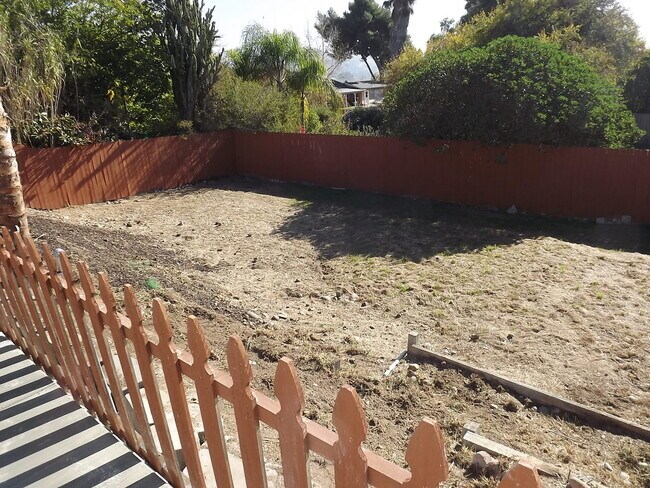 Building Photo - Beautiful 3 bed 2 bath home with a Huge Ba...