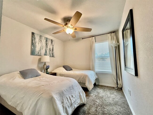 Building Photo - 1916 Thorndyke Ln