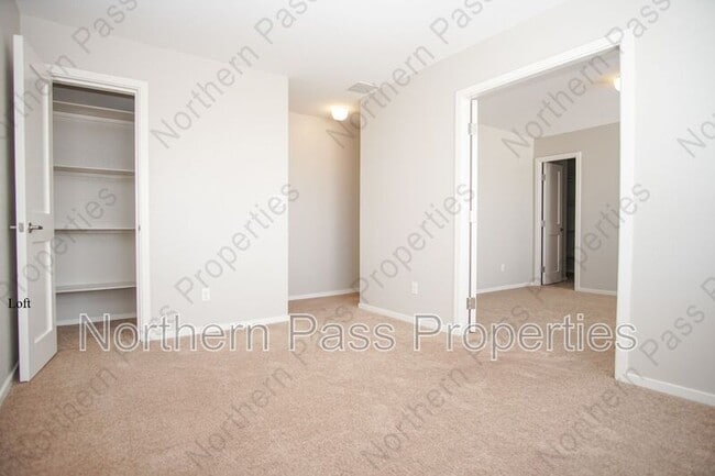 Building Photo - 4200 Camelot Heights Dr