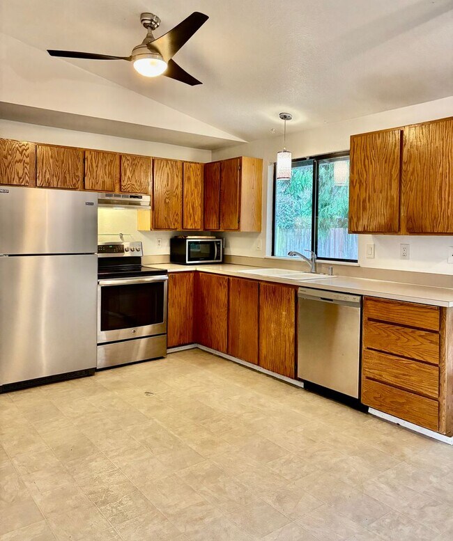 Building Photo - 3 Bed / 2 Bath Kirkland-Finn Hill rambler $3,395/month