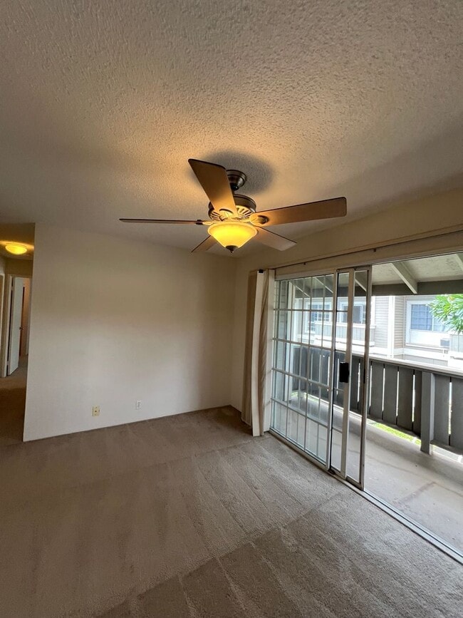 Building Photo - Very nice 2 bedroom, 1 bath unit with 2 pa...