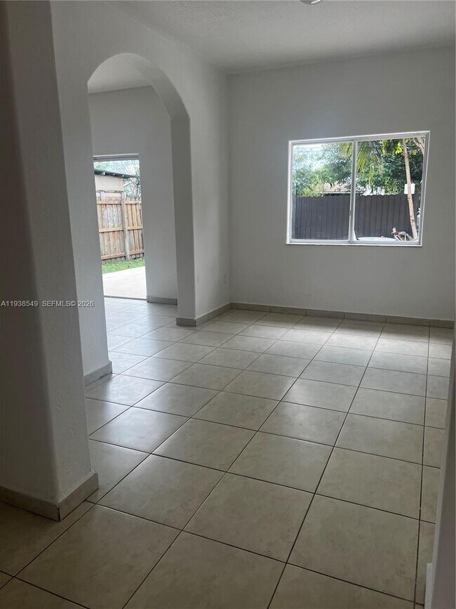 Building Photo - 1304 SE 7th Ct