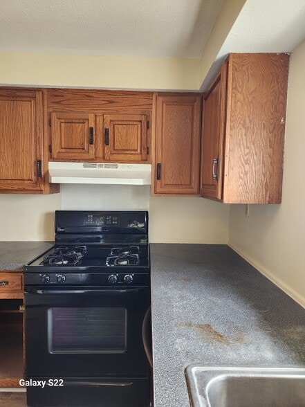 Kitchen with stove - 85 Highland Ave