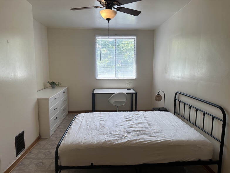 Building Photo - 10 Oakland Sq