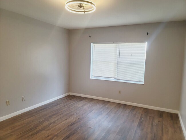 Building Photo - UPDATED 1/1 in Walkable Location w/ Solid Floors, Community Pool, & Washer/Dryer! Avail NOW for $...
