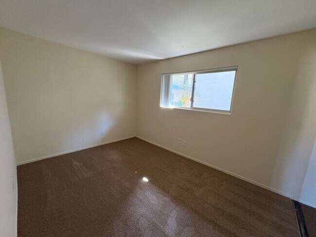 Building Photo - ***Move-in special 1/2 off 1st months rent...