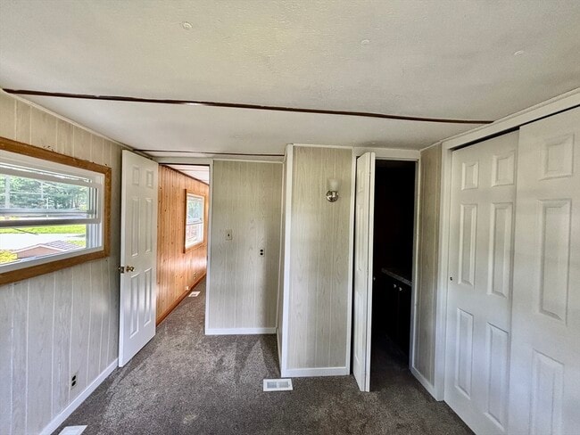 Building Photo - 27 Lynnbrook Ave