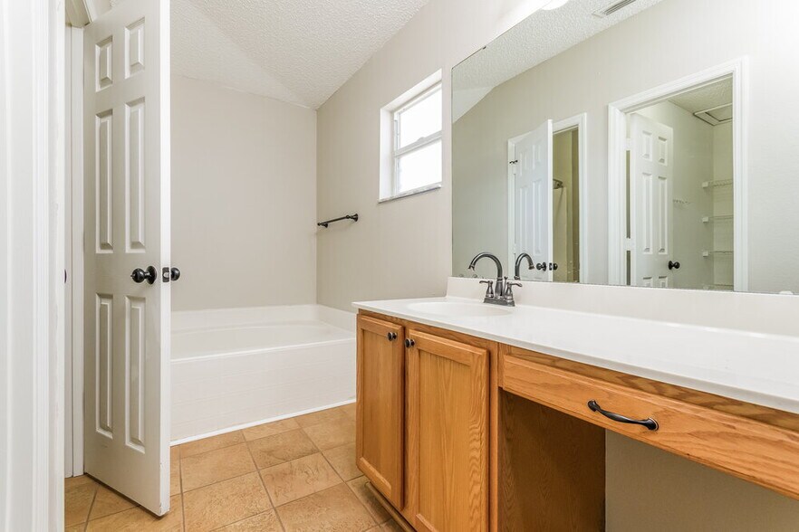 Building Photo - 15922 Wilkinson Dr