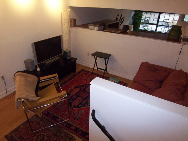 Building Photo - Centrally Located Elegant Designer-Chic 1B...