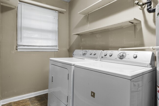 Building Photo - 2461 Mirahill Dr