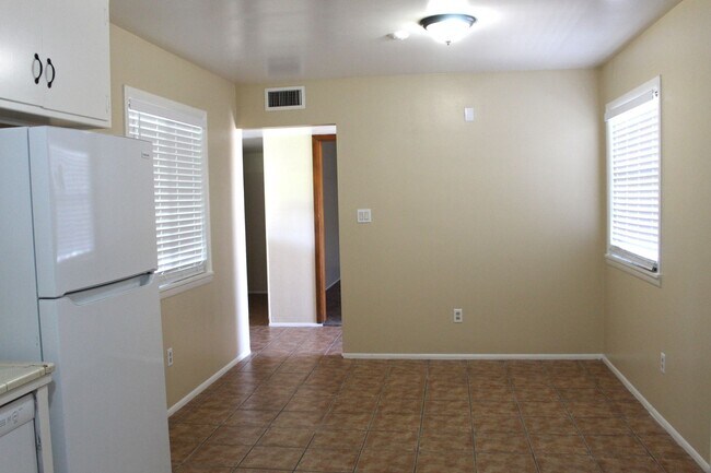 Building Photo - Cute Home in Bakersfield