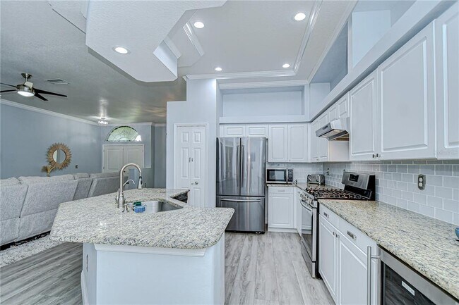 Building Photo - 9813 Woodbay Dr
