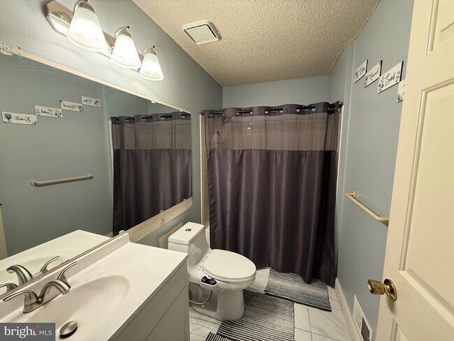 Building Photo - 5 Chamberlin Ct