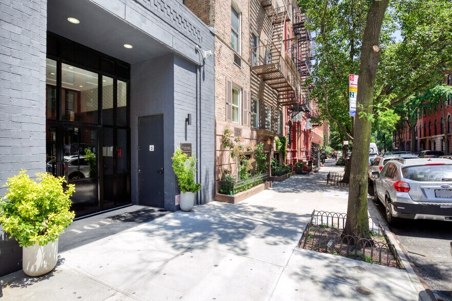 Building Photo - 101 E 10th St