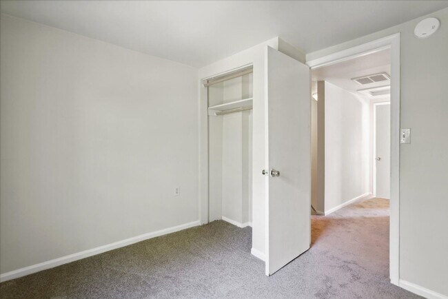 Building Photo - 715 18th St