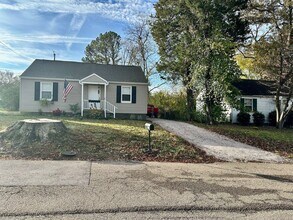 Building Photo - Knoxville 37920 - 2 bedroom, 1 bath home - Contact Adam Joachim (352) 220-7700