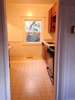 Kitchen view into backyard - 1652 RUSSELL ST