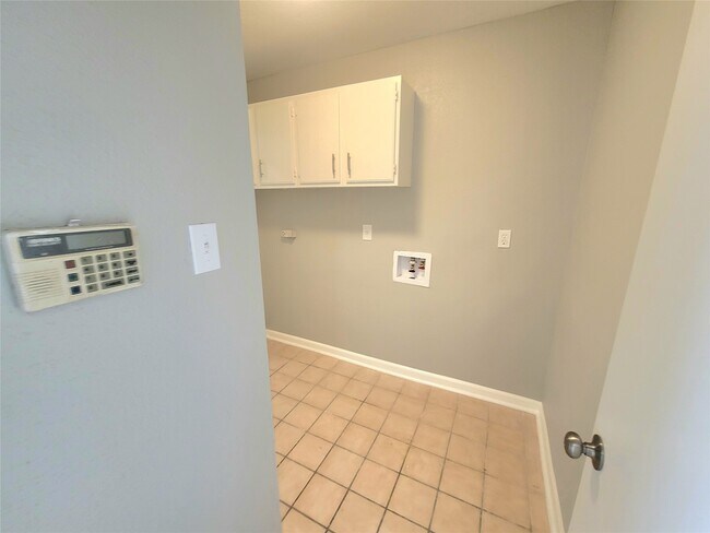 Building Photo - 5920 Arncliffe Dr