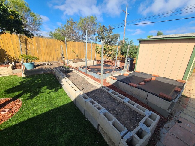 Building Photo - Spacious 4 bed 2 bath + 2 car garage & lar...