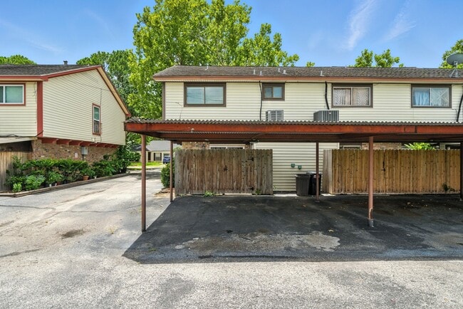 Building Photo - 10666 Hazelhurst Dr