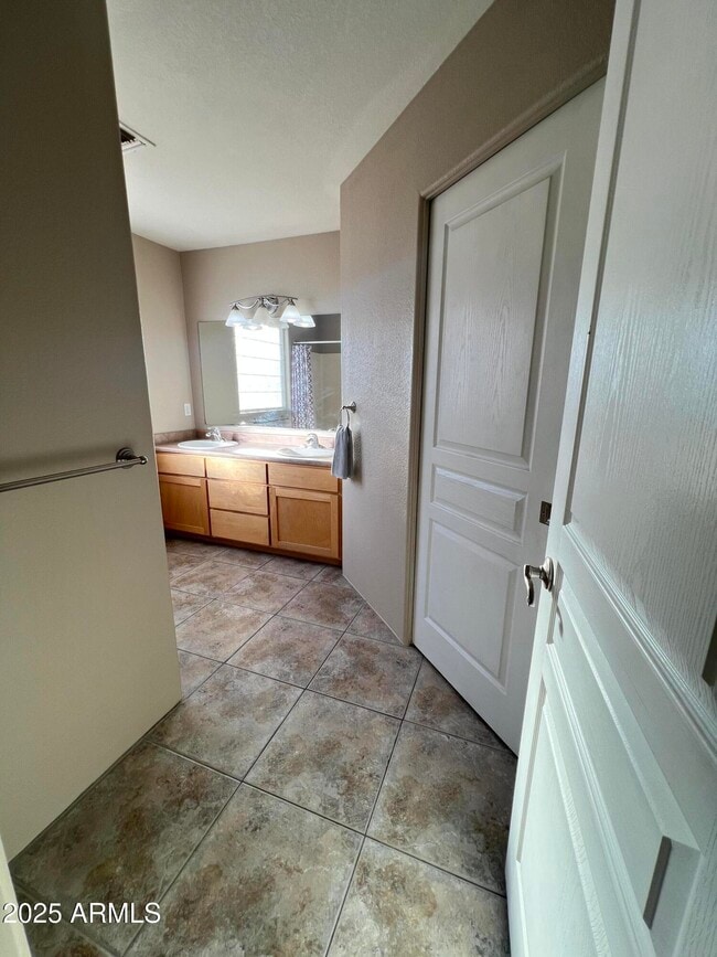 Building Photo - 1225 E Elm St