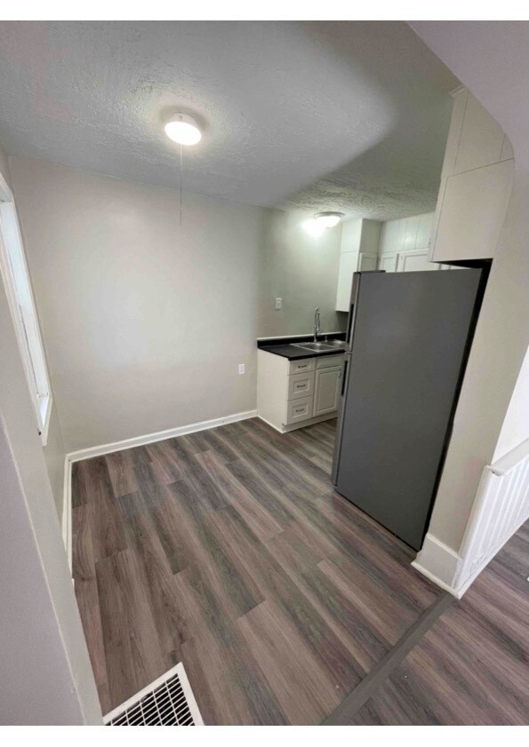 Building Photo - 576 High St NE