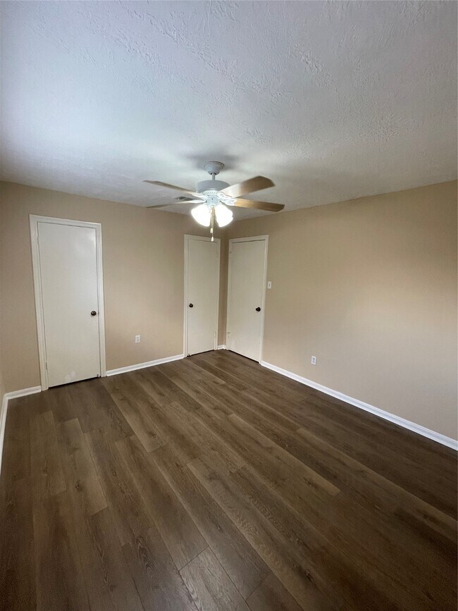 Building Photo - 4527 Geneva Dr