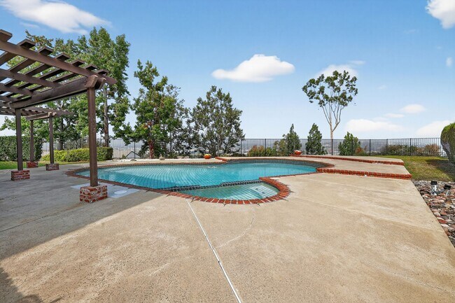 Building Photo - 5BR; 3BA Pool Home with Stunning Views in ...